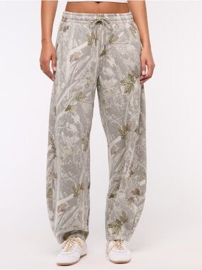Abercrombie & Fitch Mid Rise Barrel Sunday Sweatpants in Camo Women’s Size XL